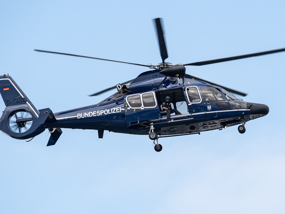 Ein Hubschrauber der Bundespolizei bei einem undatierten Einsatz in Nordrhein-Westfalen. In Köln suchte die Bundespolizei nach einer vermissten Person auf den Bahngleisen.