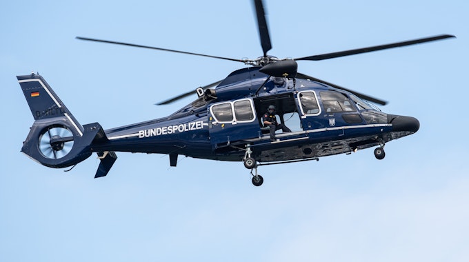 Ein Hubschrauber der Bundespolizei bei einem undatierten Einsatz in Nordrhein-Westfalen. In Köln suchte die Bundespolizei nach einer vermissten Person auf den Bahngleisen.