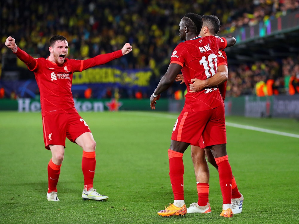 VILLARREAL, SPAIN - MAY 03: Sadio Mane celebrates with teammates Thiago Alcantara and Andrew Robertson of Liverpool after scoring their team's third goal during the UEFA Champions League Semi Final Leg Two match between Villarreal and Liverpool at Estadio de la Ceramica on May 03, 2022 in Villarreal, Spain. (Photo by Eric Alonso/Getty Images)