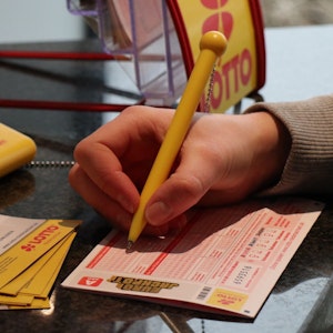 Ein Spielteilnehmer füllt einen Lottoschein aus.