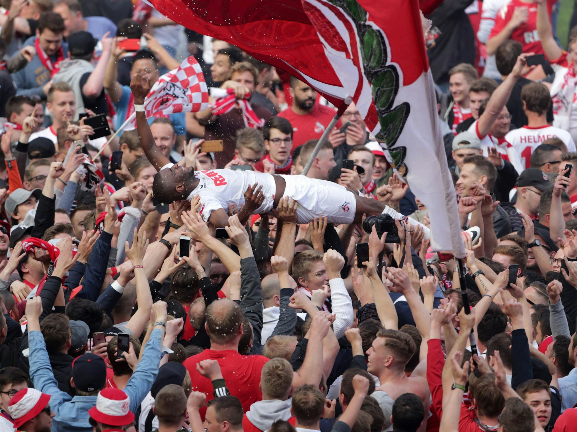 1.FC Köln vs. Mainz 05 34.Spieltag 20.05.2017, 15.30 Uhr Die Fans feierten im Innenraum und trugen Anthony Modeste auf den Händen.