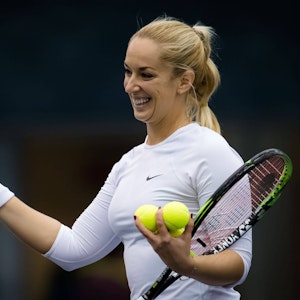 Sabine Lisicki lacht mit Tennisschläger.