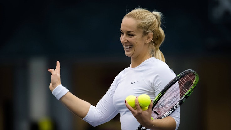 Sabine Lisicki lacht mit Tennisschläger.
