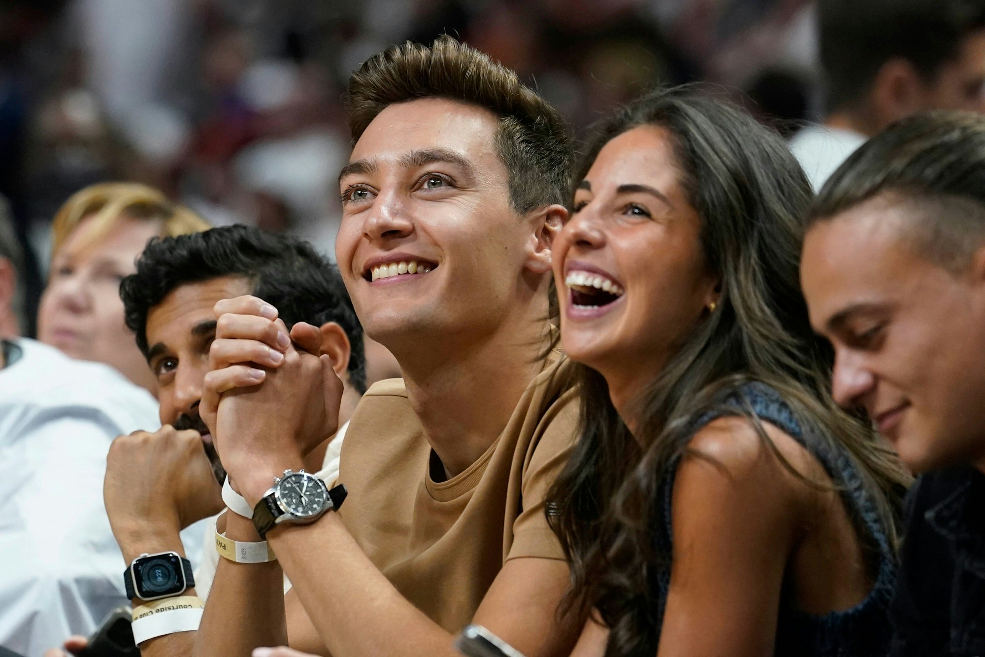 George Russell schaut sich den Sieg von Miami Heat zusammen mit seiner Freundin Carmen Montero Mundt an (2. Mai 2022)