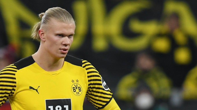 Erling Haaland steht im Trikot von Borussia Dortmund auf dem Platz. Ist sein möglicher Nachfolger jetzt gefunden?