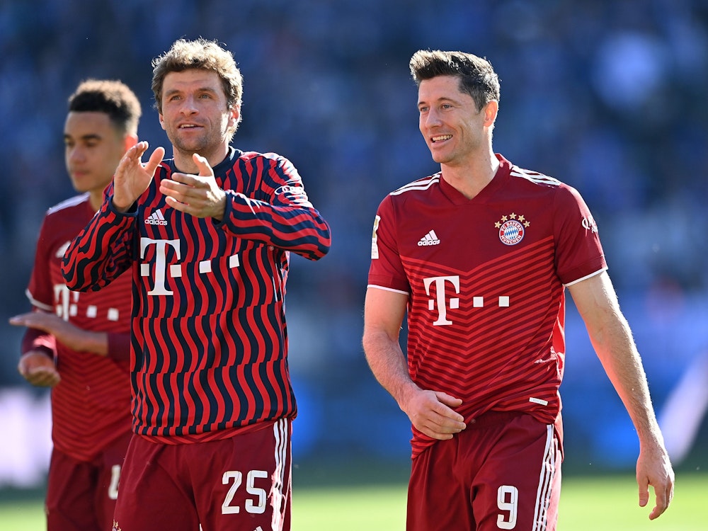 Thomas Müller und Robert Lewandowski beim Spiel des FC Bayern München gegen DSC Arminia Bielefeld (17. April 2022).