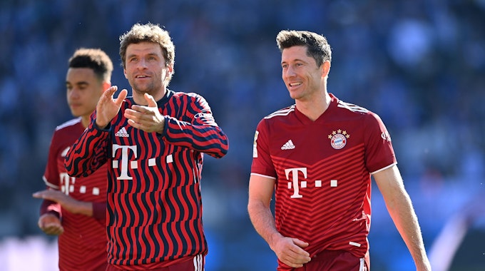 Thomas Müller und Robert Lewandowski beim Spiel des FC Bayern München gegen DSC Arminia Bielefeld (17. April 2022).