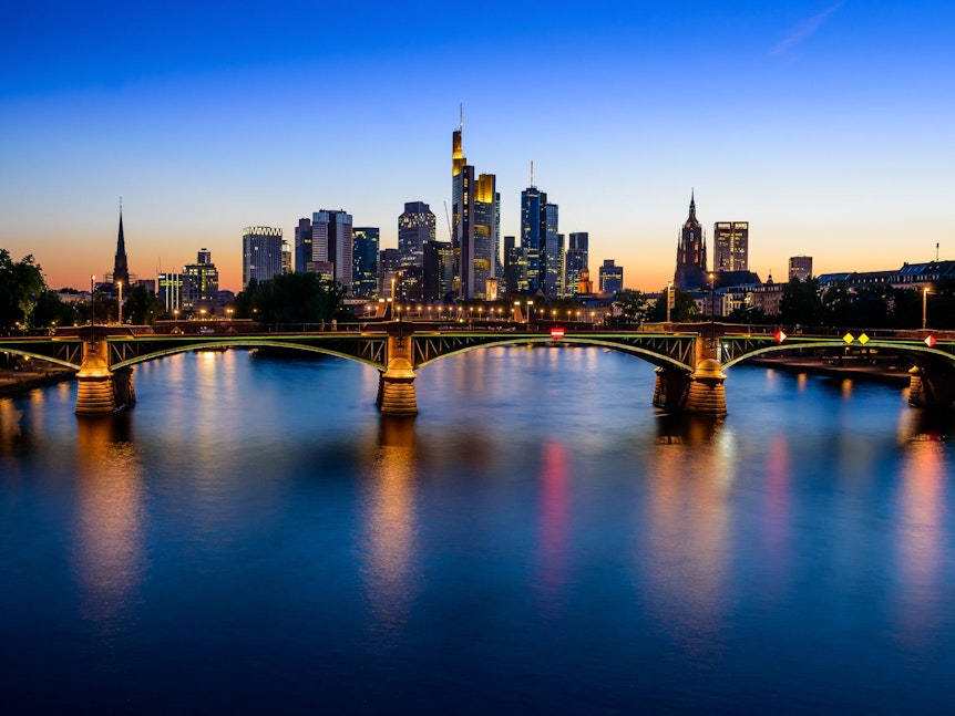Frankfurt am Main zählt mit seiner Skyline zu den besten Sehenswürdigkeiten in Hessen.