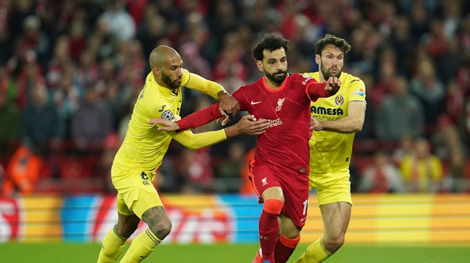Mo Salah wird von Etienne Capoue und Alfonso Pedraza verfolgt.
