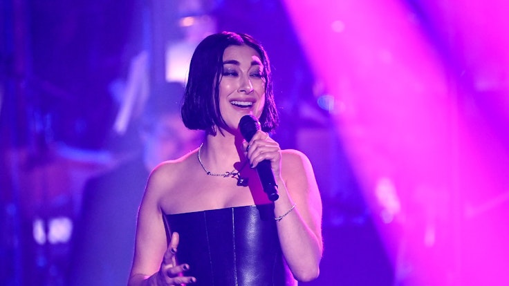 Sängerin Elif steht beim Finale der Castingshow "The Voice of Germany 2021" auf der Bühne.