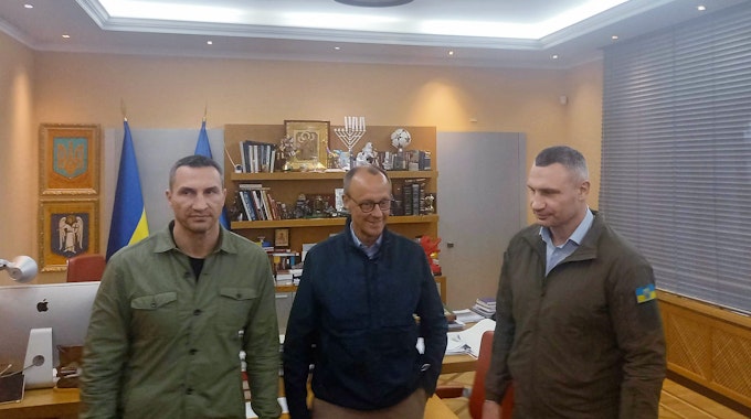 Der CDU-Parteivorsitzende Friedrich Merz (Mitte) traf bei seinem Besuch in der Ukraine am 3. Mai 2022 auch Kyjiws Bürgermeister Vitali Klitschko und dessen Bruder Wladimir Klitschko (l.).