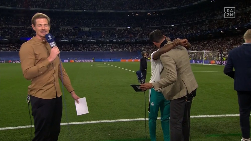David Alaba umarmt während der DAZN-Übertragung zum CL-Halbfinale zwischen Real Madrid und Manchester City Experte Sandro Wagner.