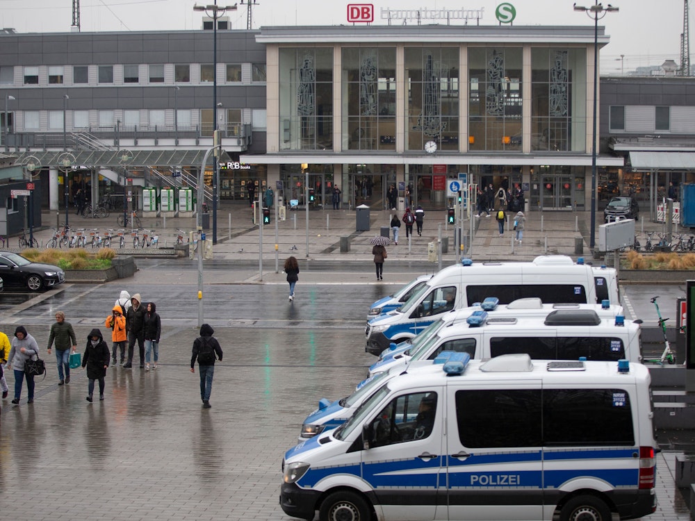 Menschen und Polizei-Autos vor dem Hauptbahnhof in Dortmund.