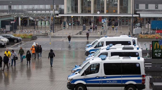 Menschen und Polizei-Autos vor dem Hauptbahnhof in Dortmund.