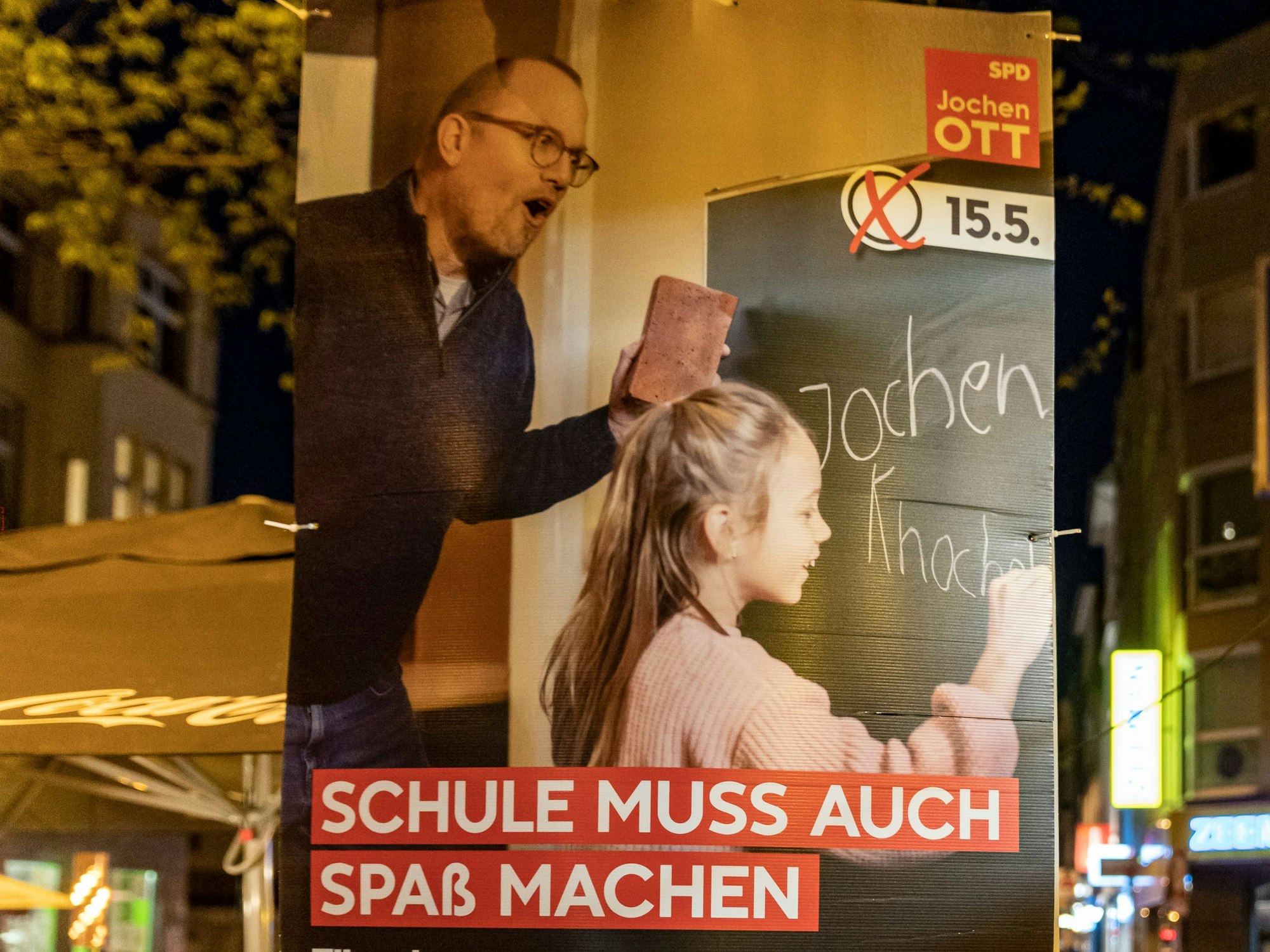 Das SPD-Wahlplakat mit Jochen Ott zur Landtagswahl in NRW (aufgenommen am 27. April 2022 in Köln). „Schule muss auch Spaß machen“ – nicht bei jedem kam das Motiv so gut an.