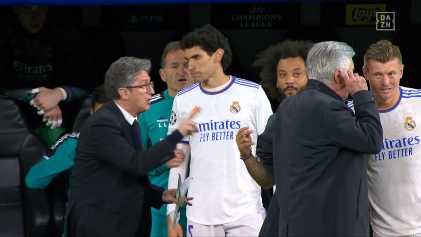 Toni Kroos und Marcelo beraten sich am Rande des CL-Halbfinals zwischen Real Madrid und Manchester City mit Trainer Carlo Ancelotti.