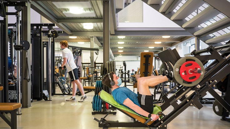 In einem Fitness-Studio in Saarbrücken trainieren am 6. April 2021 wieder Menschen an Trainigsgeräten.