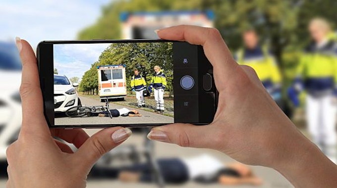 Eine unbekannte Person macht am 8. September 2020 Aufnahmen von einem Verkehrsunfall.