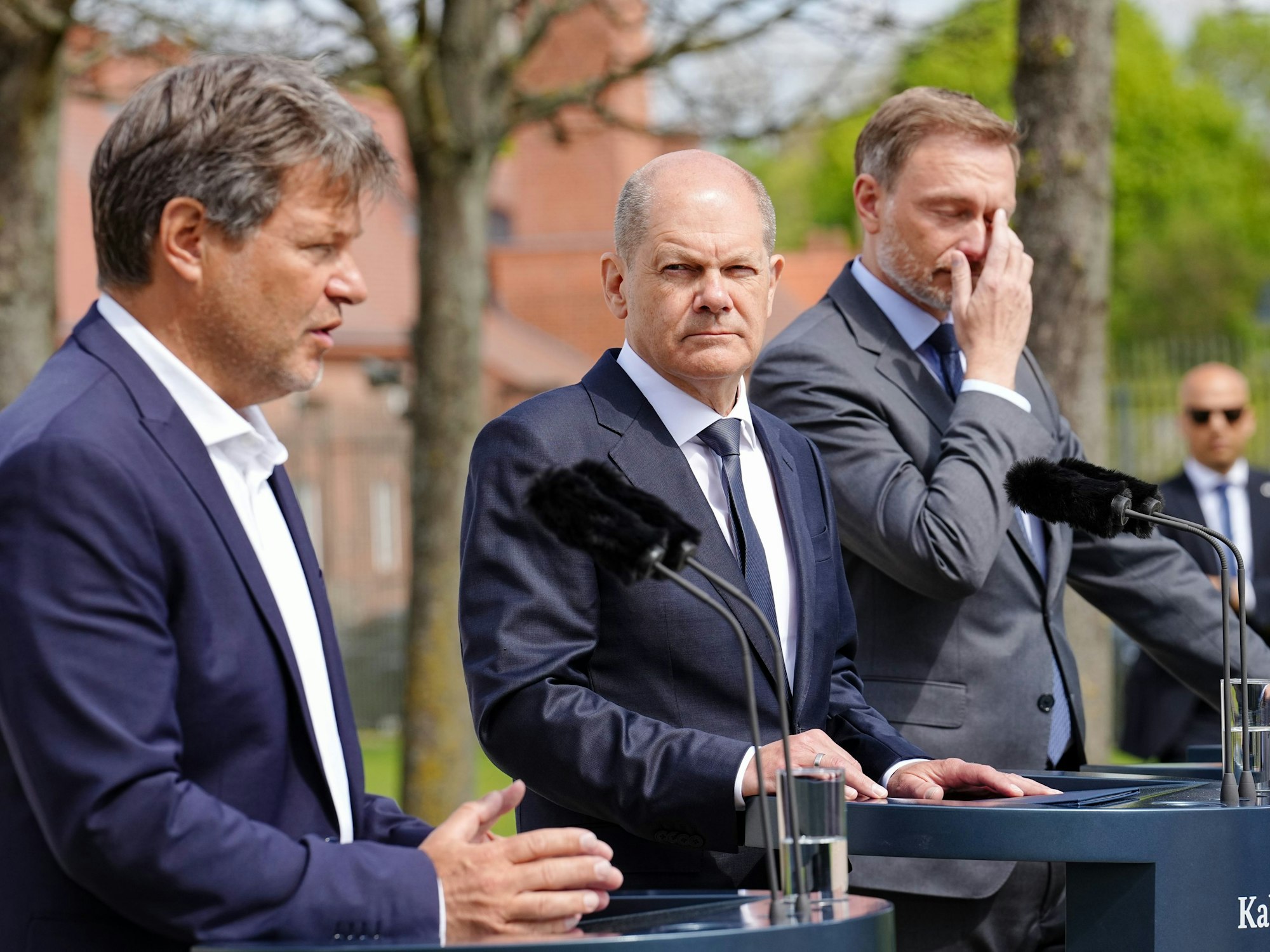 (v.l.) Robert Habeck, Bundeskanzler Olaf Scholz und Christian Lindner geben die Abschlusspressekonferenz nach der Klausurtagung der Bundesregierung vor dem Schloss Meseberg.