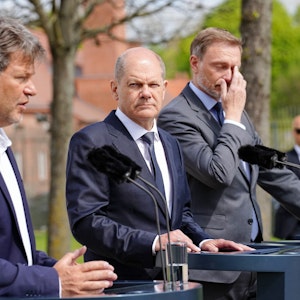 (v.l.) Robert Habeck, Bundeskanzler Olaf Scholz und Christian Lindner geben die Abschlusspressekonferenz nach der Klausurtagung der Bundesregierung vor dem Schloss Meseberg.