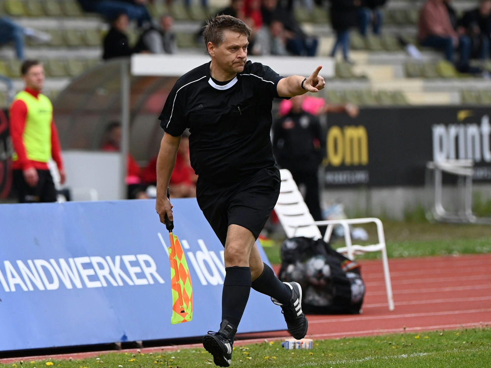 Bundesliga-Manager Oliver Ruhnert läuft an der Seitenlinie beim Oberliga-Westfalen-Spiel Wattenscheid 09 gegen FC Gütersloh. Er ist in seiner Freizeit als Linienrichter aktiv.