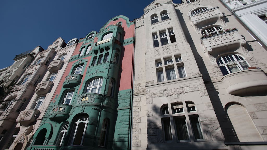 Blick auf die Fassaden von Wohnhäusern aus der Kölner Südstadt.