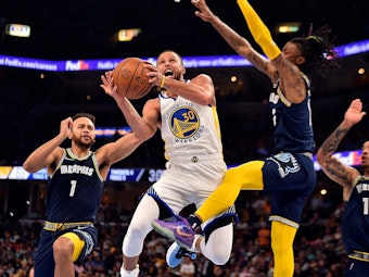 Stephen Curry (m.) wird von Ja Morant (r.) verteidigt beim zweiten Spiel der Golden State Warriors gegen die Memphis Grizzlies (3. Mai 2022).