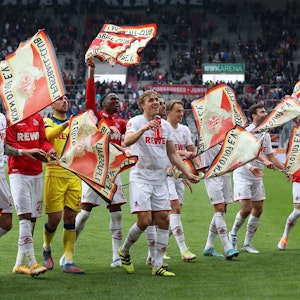 Nach dem Sieg in Augsburg feiern die FC-Profis mit Fähnchen in der Fankurve.
