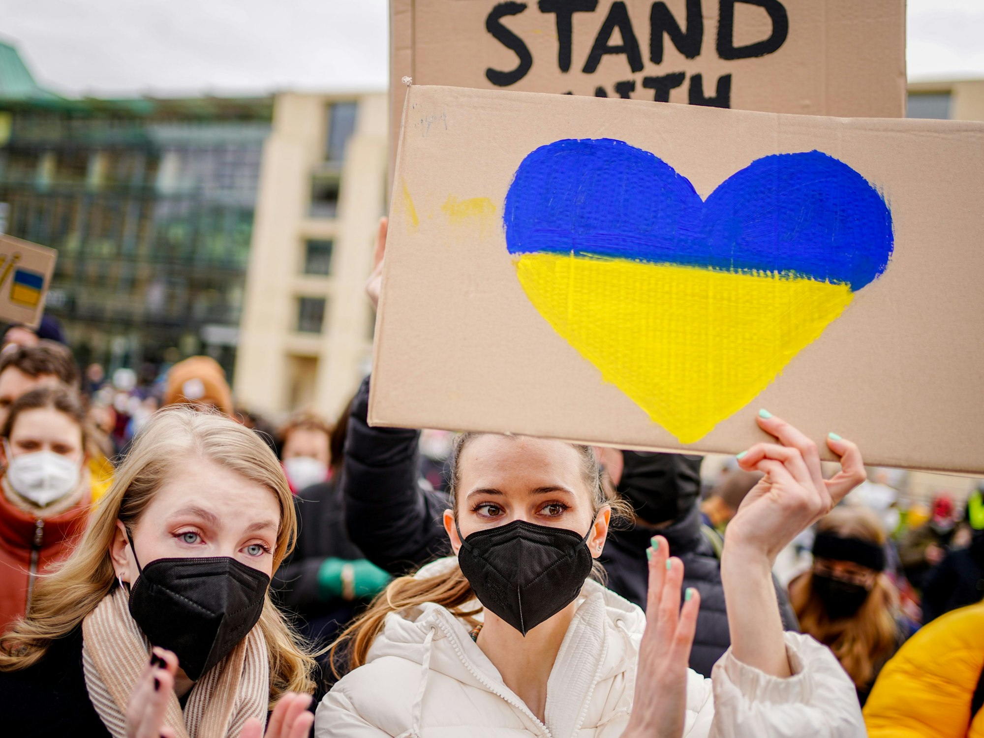 Zahlreiche Menschen demonstrieren vor dem Brandenburger Tor gegen den russischen Angriff auf die Ukraine.