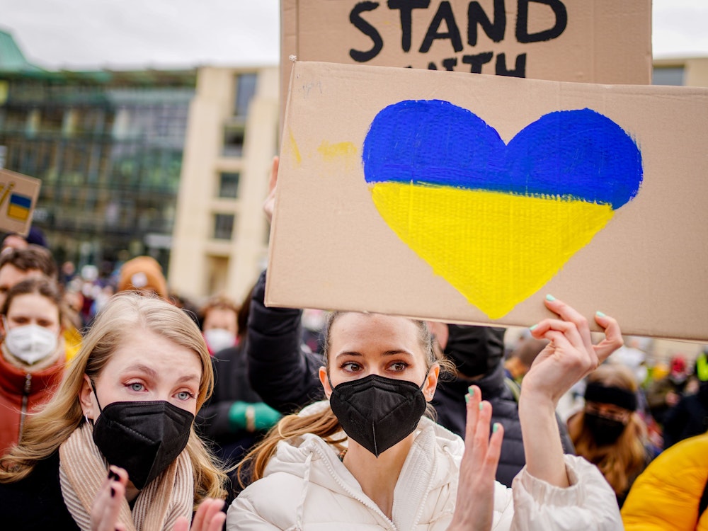 Zahlreiche Menschen demonstrieren vor dem Brandenburger Tor gegen den russischen Angriff auf die Ukraine.