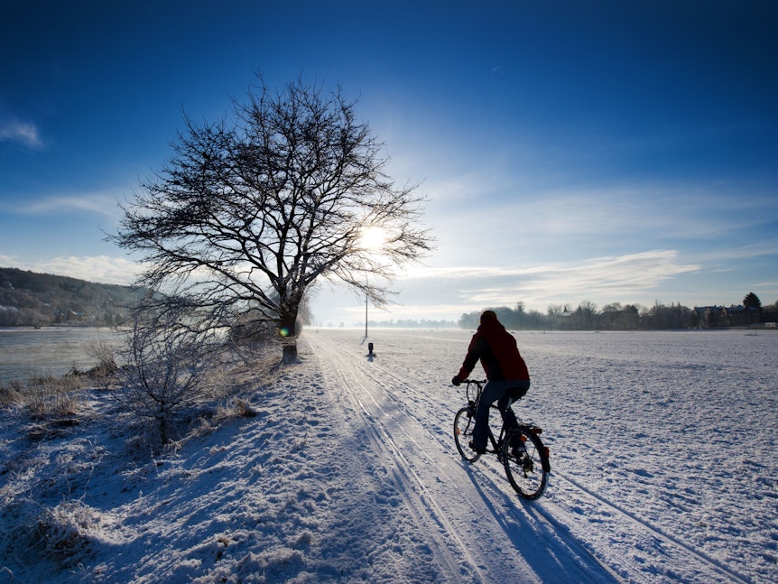 Radwege in Deutschland wie der Elb-Radweg sind auch im Winter befahrbar.