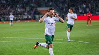 Jonas Hofmann von Borussia Mönchengladbach traf beim Match gegen RB Leipzig am Montag (2. Mai 2022) gleich doppelt. Das Foto zeigt ihn beim Torjubel zum 2:1 in der Nachspielzeit der ersten Hälfte.