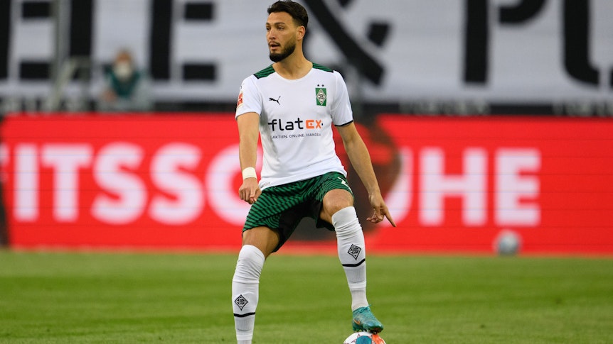 Ramy Bensebaini von Borussia Mönchengladbach, hier bei Duell gegen RB Leipzig am 2. Mai 2022, soll vor einem Wechsel zum BVB stehen.