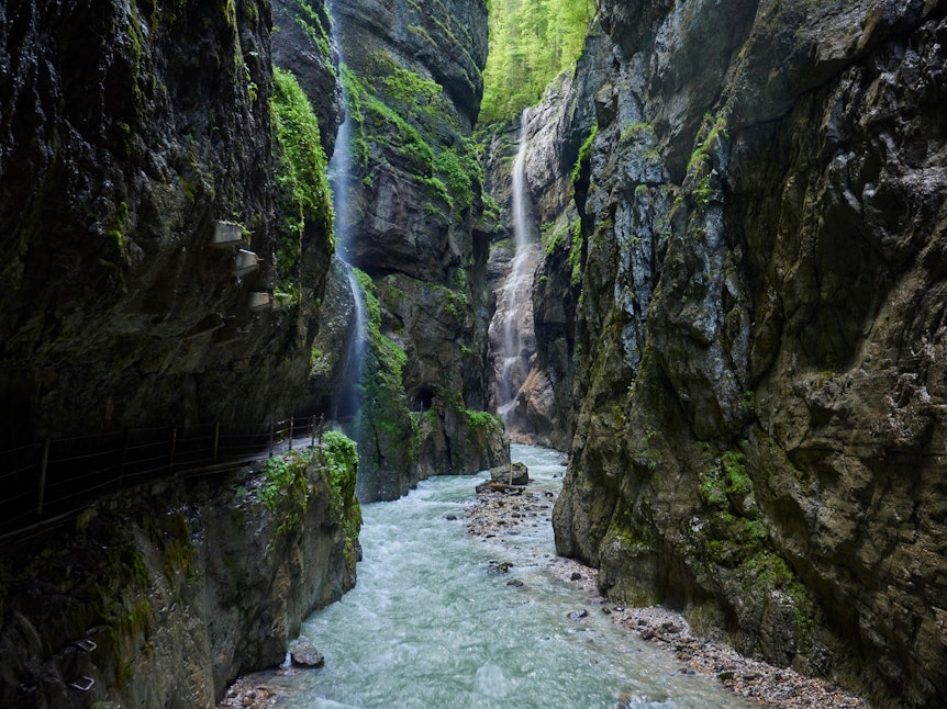 Eins der schönsten Ausflugsziele mit Wasserfällen: die Partnachklamm.