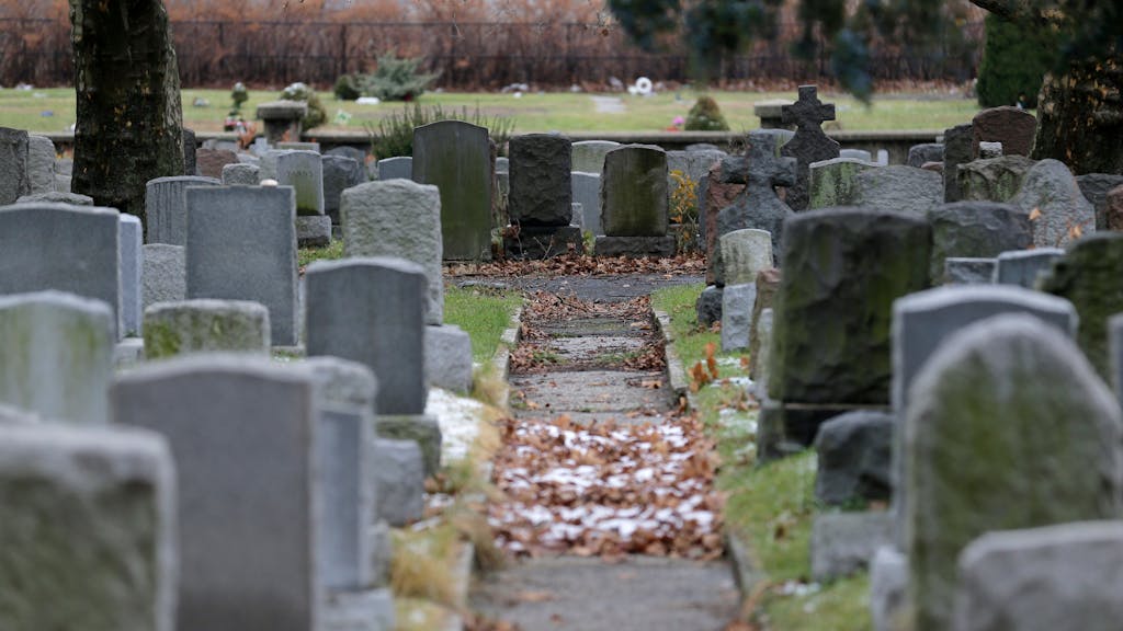 Grabsteine stehen auf dem Bay View Cemetery in dem US-Staat New Jersey. Das Bild ist vom 11. Dezember 2019.