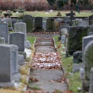Grabsteine stehen auf dem Bay View Cemetery in dem US-Staat New Jersey. Das Bild ist vom 11. Dezember 2019.