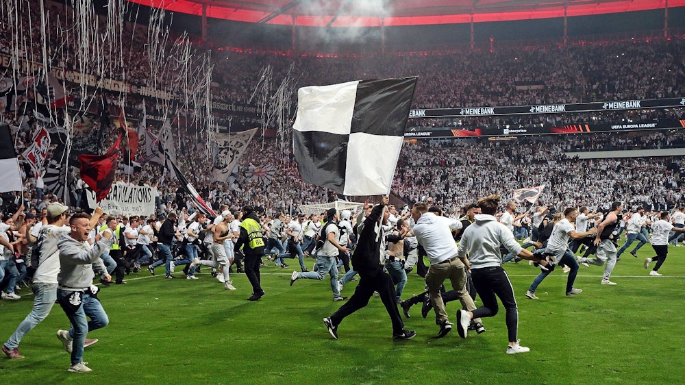 Fans von Eintracht Frankfurt stürmen in der Europa League nach Schlusspfiff den Platz.
