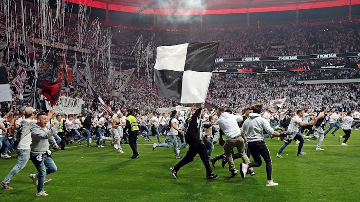 Fans von Eintracht Frankfurt stürmen in der Europa League nach Schlusspfiff den Platz.