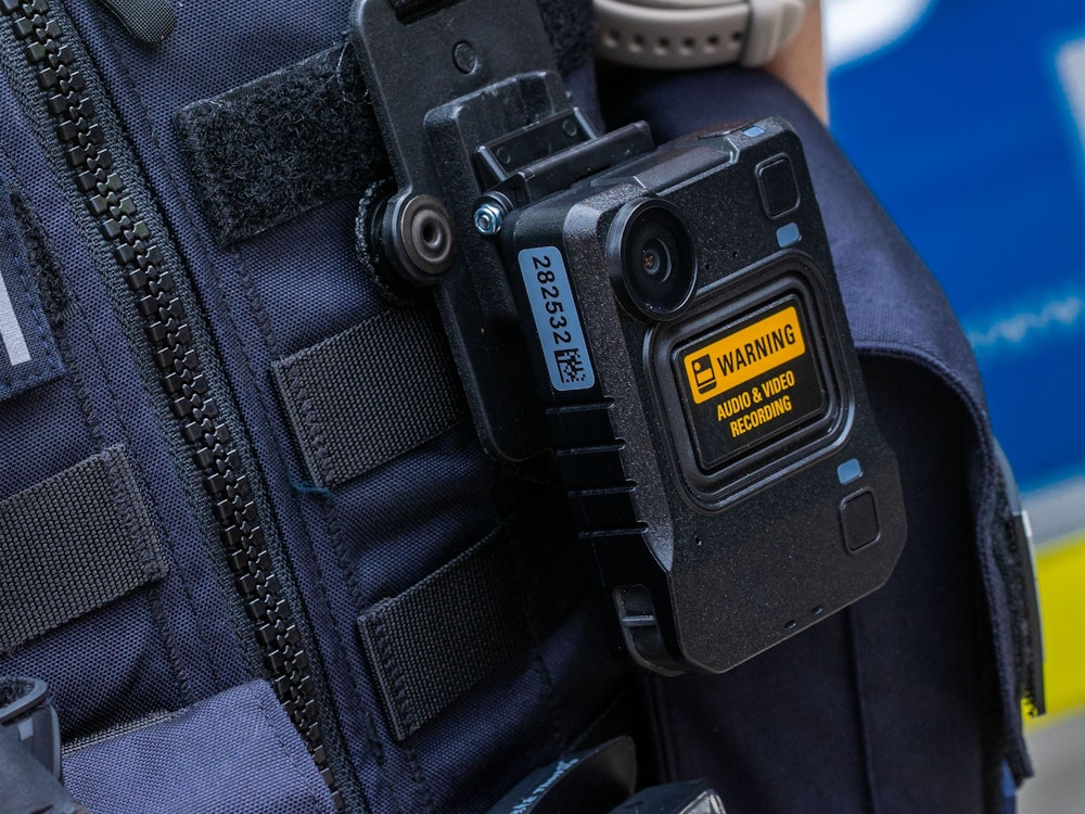 Eine Polizistin ist mit einer Bodycam ausgestattet. Aktuell dürfen die Einsatzkräfte keine Bodycams tragen.