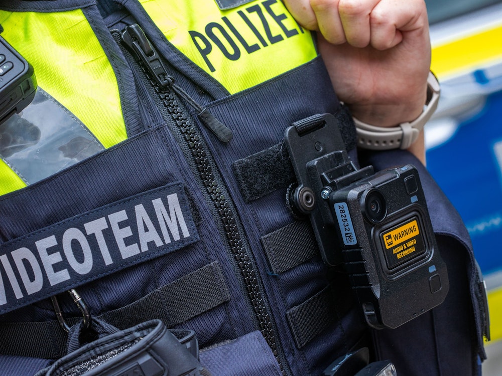 Eine Body-Cam hängt an der Schutzweste einer Polizeibeamtin. (zu: "Polizisten loben Bodycams - trotzdem Verzögerungen bei Testbetrieb") +++ dpa-Bildfunk +++