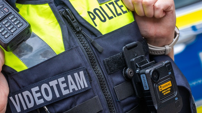 Eine Body-Cam hängt an der Schutzweste einer Polizeibeamtin. (zu: "Polizisten loben Bodycams - trotzdem Verzögerungen bei Testbetrieb") +++ dpa-Bildfunk +++