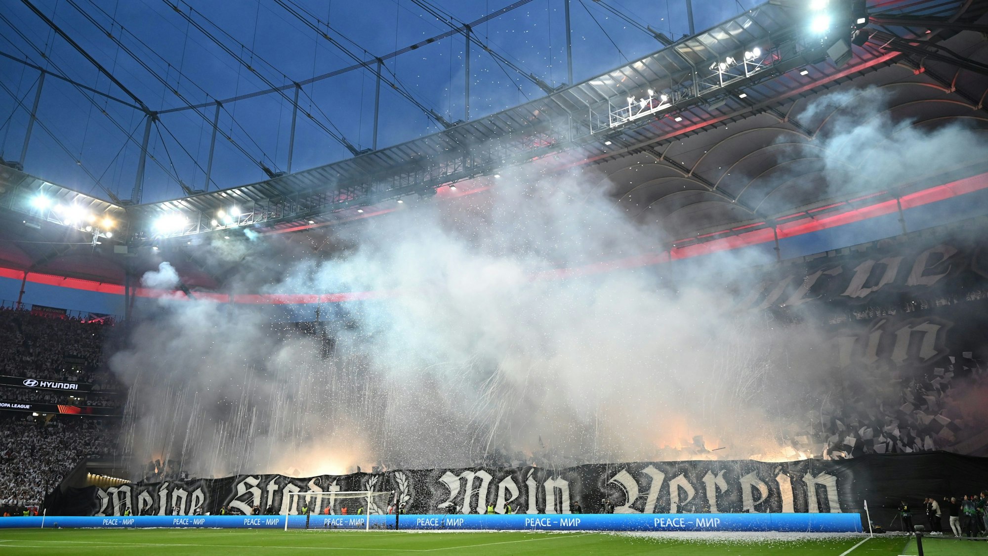 Die Kurve von Eintracht Frankfurt ist beim Spiel gegen West Ham zeitweise in Nebel gehüllt.