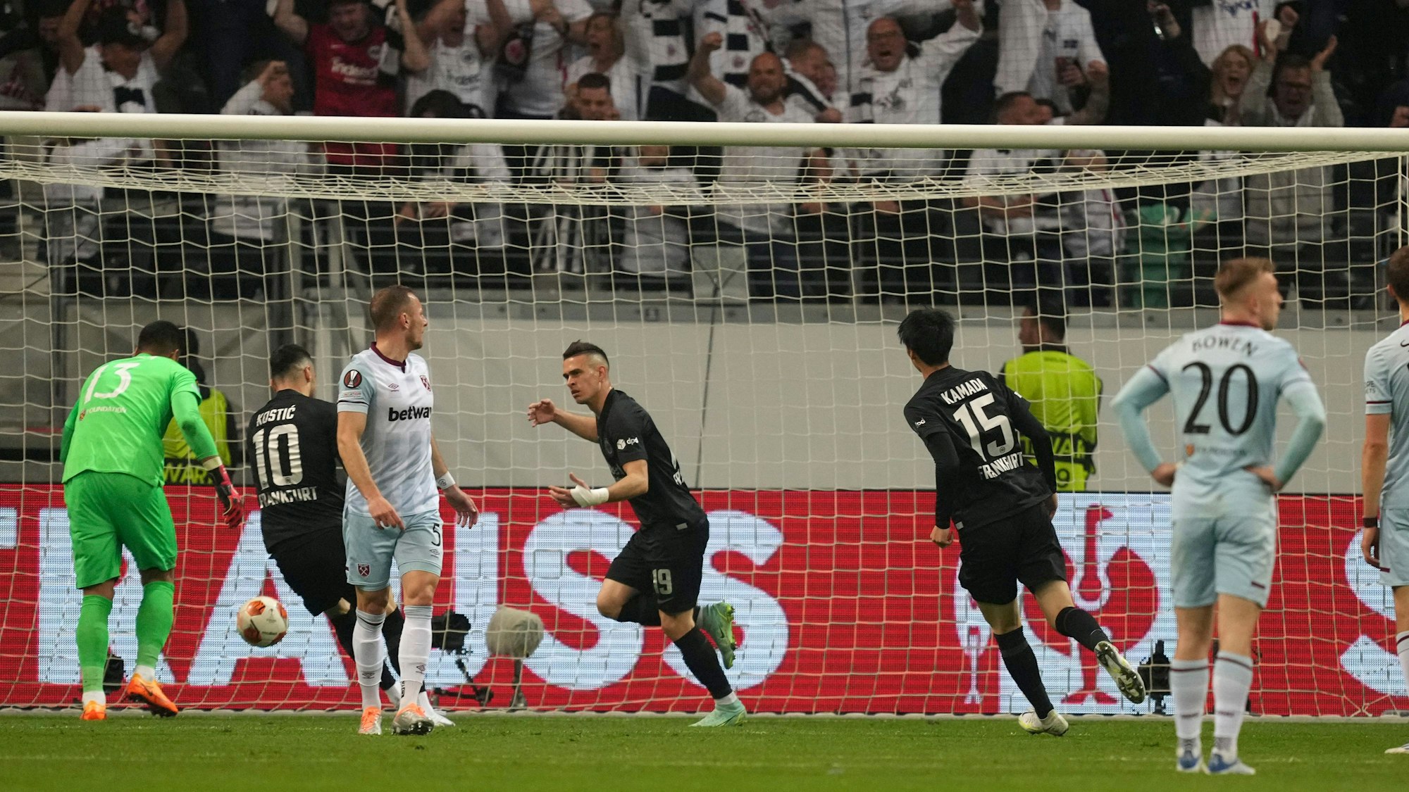 Rafael Santos Borré (M.) dreht nach seinem Treffer für Eintracht Frankfurt gegen West Ham im Halbfinale der Europa League jubelnd ab.
