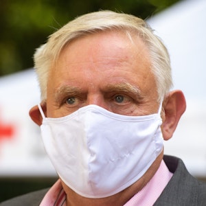 NRW-Gesundheitsminister Karl-Josef Laumann mit Maske im Juni 2020 in Oelde.