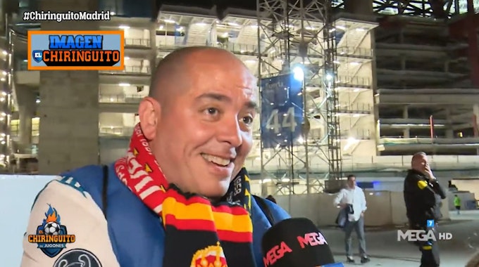 Ein Fan, der beim Spiel zwischen Real Madrid und Manchester City zu früh das Stadion verlassen hat, wird beim Fußball-Talk El Chiringuito de Jugones beim TV-Sender Mega interviewt