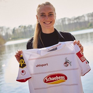 Sarah Puntigam trägt das Trikot des 1. FC Köln.