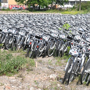 Hunderte KVB-Fahrräder stehen auf einem Gelände an der Vitalisstraße in Köln.