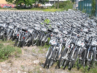 Hunderte KVB-Fahrräder stehen auf einem Gelände an der Vitalisstraße in Köln.