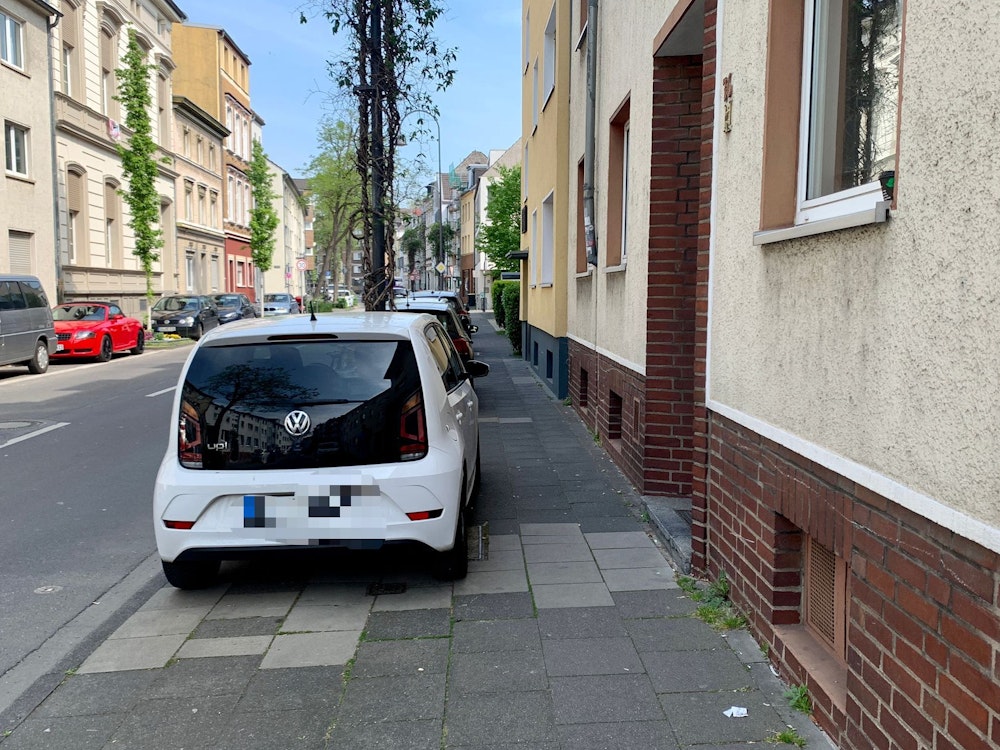 Ein zugeparkter Fußweg in der Dünnwalder Straße in Mülheim.