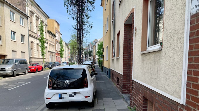 Ein zugeparkter Fußweg in der Dünnwalder Straße in Mülheim.